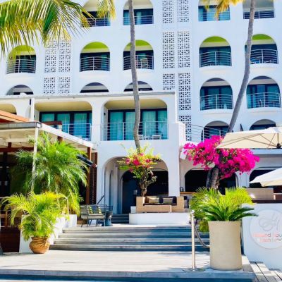 beach-hotel-entrance